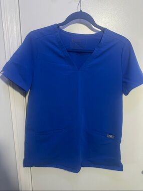 FIGS Women’s Casma Scrub Top in size S